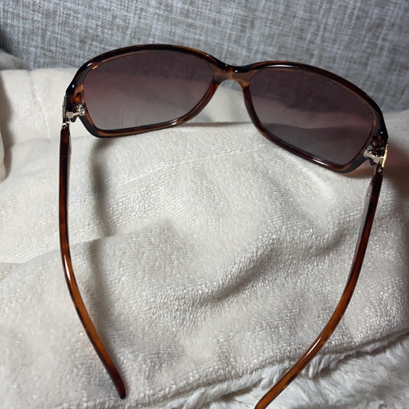 Foster Grant Women’s Poppet polarized rectangular sunglasses tortoise/brown - Picture 7 of 8